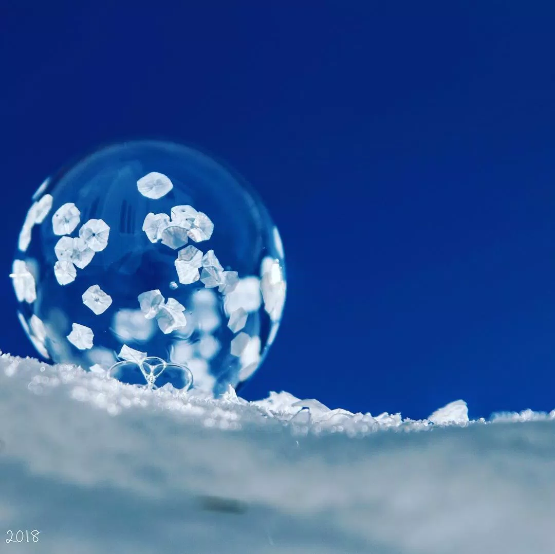 Những bông hoa tuyết bay xung quanh bong bóng. (Ảnh: Internet) Những bông hoa tuyết bay xung quanh bong bóng. (Ảnh: Internet)