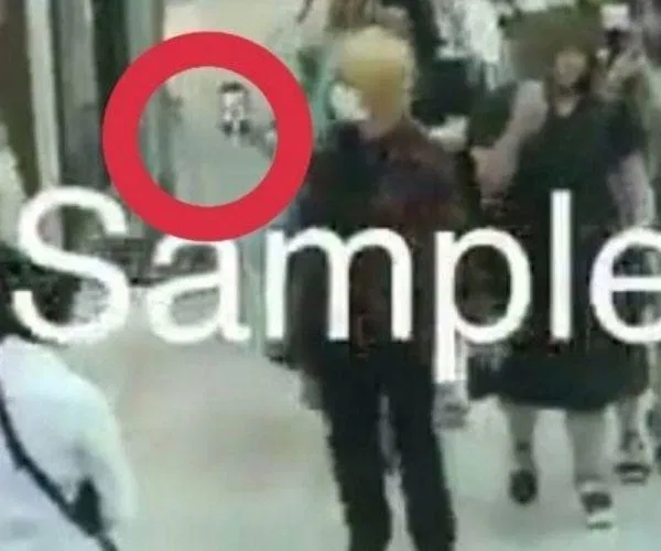 V chụp ảnh sasaeng (Ảnh: Internet)