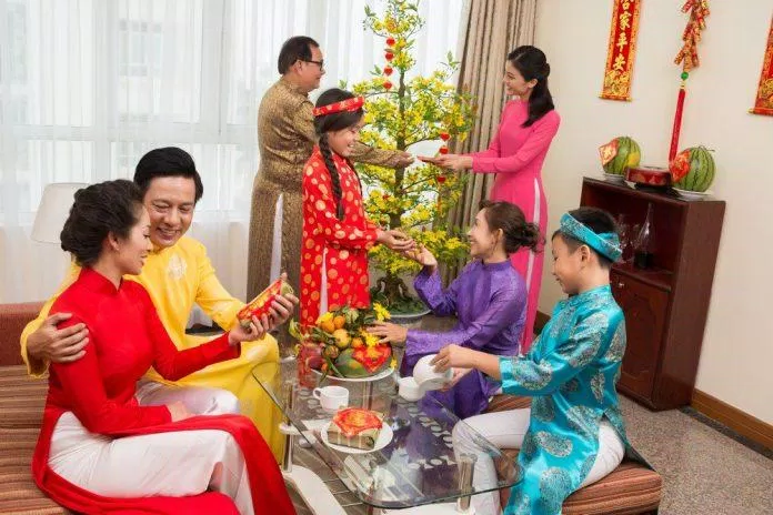 giao thừa cả nhà sum họp đầm ấm
