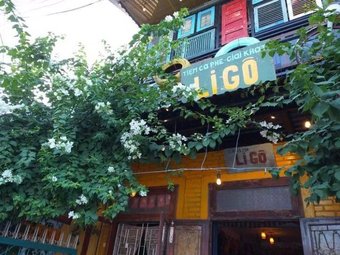 Giàn hoa xinh xắn tạo điểm nhấn cho cafe Li Gô (Ảnh: Facebook Tiệm Cà Phê LiGô)