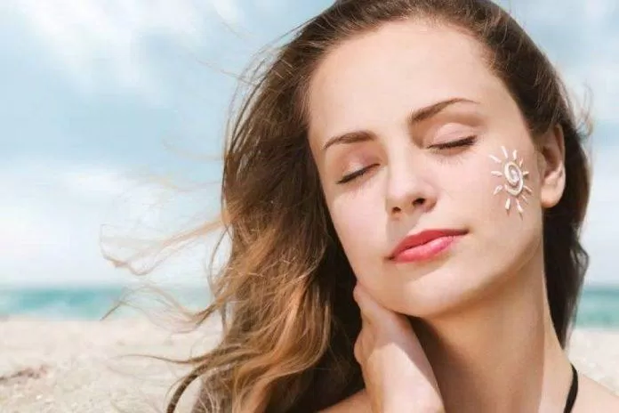 Sử dụng kem chống nắng để bào vệ da khỏi các tác hại từ ánh nắng mặt trời (ảnh: internet)