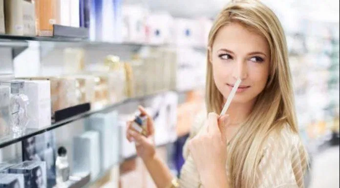Ngửi nước hoa trên mẫu giấy thử có thể khiến bạn chọn sai mùi hương. (nguồn: internet)