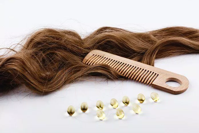 Dưỡng ẩm tóc bằng các loại dầu dưỡng chứa vitamin E (Nguồn: Internet)