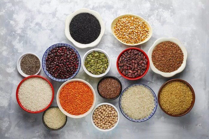 Các loại hạt và ngũ cốc nguyên hạt giàu dinh dưỡng cho tóc phát triển (Nguồn: Internet)