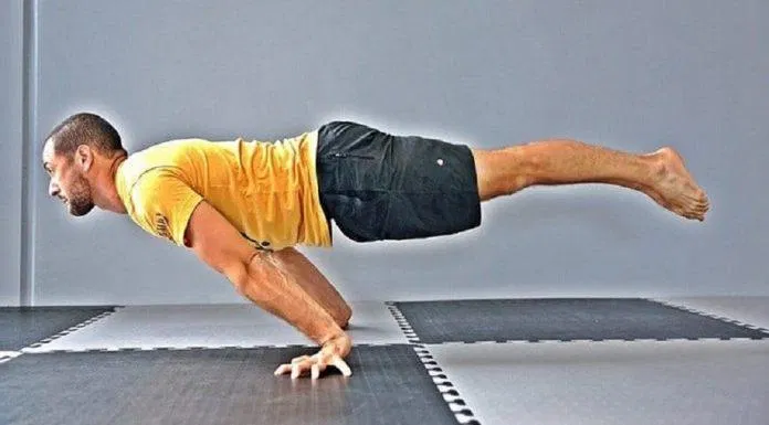 Planche có thể dùng thanh nắm hoặc chống tay xuống đất luôn như thế này (Ảnh: Internet). Planche có thể dùng thanh nắm hoặc chống tay xuống đất luôn như thế này (Ảnh: Internet).