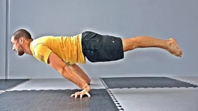Planche có thể dùng thanh nắm hoặc chống tay xuống đất luôn như thế này (Ảnh: Internet). Planche có thể dùng thanh nắm hoặc chống tay xuống đất luôn như thế này (Ảnh: Internet).