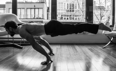 Có thể coi planche là một bài tập phức hợp đòi hỏi nhiều nhóm cơ cùng hoạt động (Ảnh: Internet). Có thể coi planche là một bài tập phức hợp đòi hỏi nhiều nhóm cơ cùng hoạt động (Ảnh: Internet).