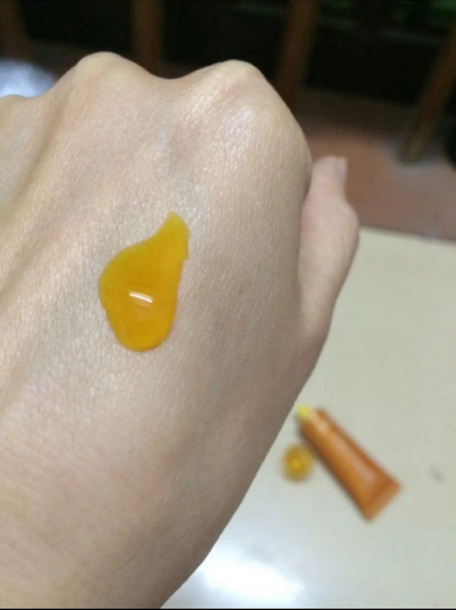 Dạng gel màu cam của sản phẩm Gel nghệ nano trị mụn Decumar (Ảnh: ngquynhvy).