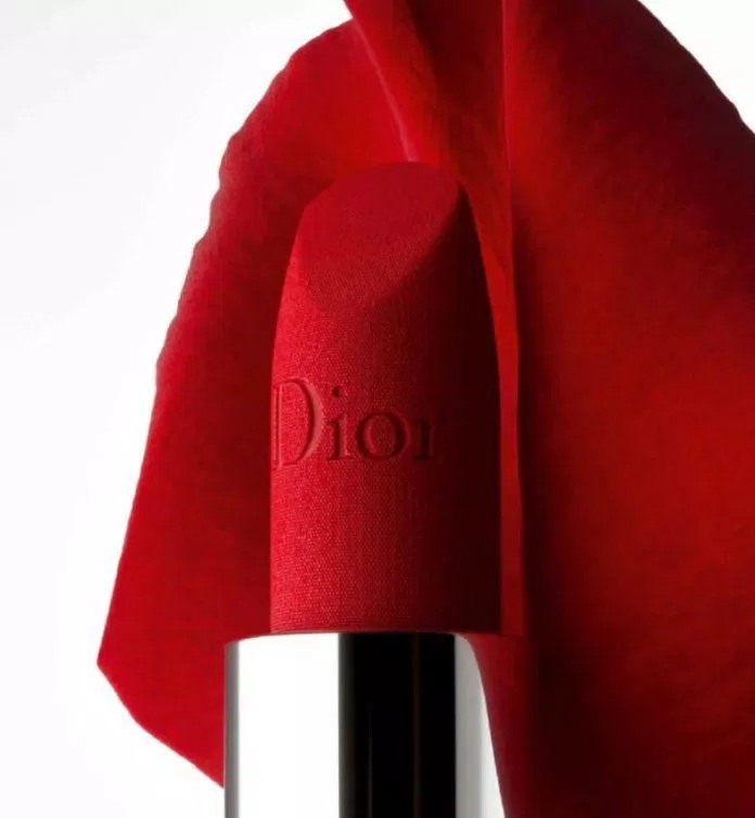 Chất son Dior Rouge 999 Velvet mịn như nhung và lên màu chuẩn. (nguồn: internet)