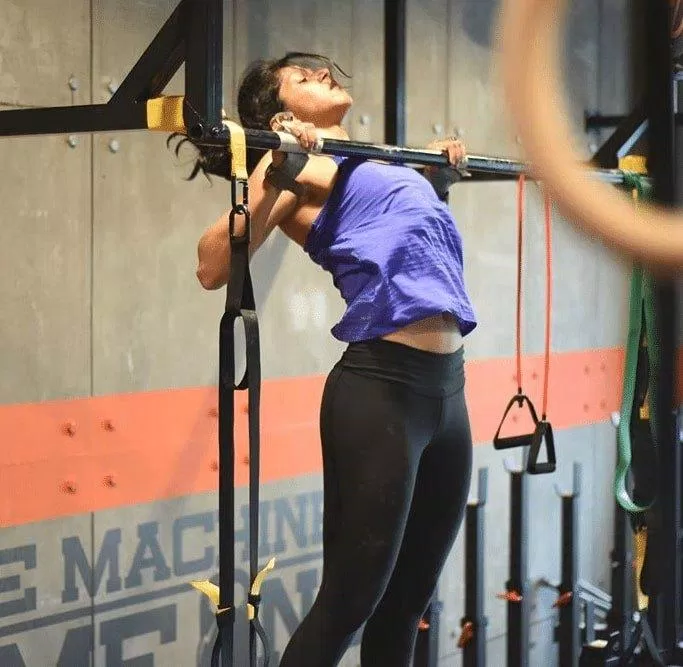 Phải kéo xà chạm ngực tầm này thì mới tập muscle up được nhé (Ảnh: Internet). Phải kéo xà chạm ngực tầm này thì mới tập muscle up được nhé (Ảnh: Internet).