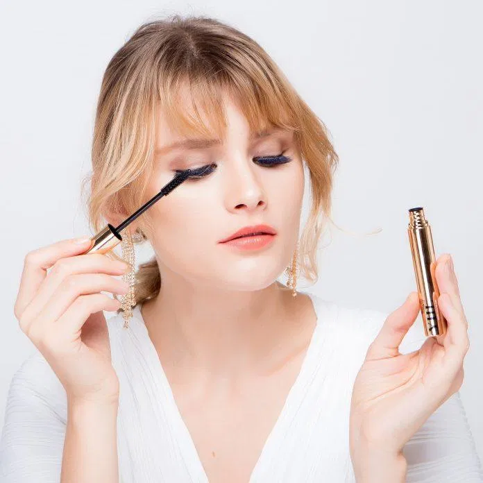 Chuốc mascara giúp mi mắt thêm dài và dày hơn (ảnh: internet)