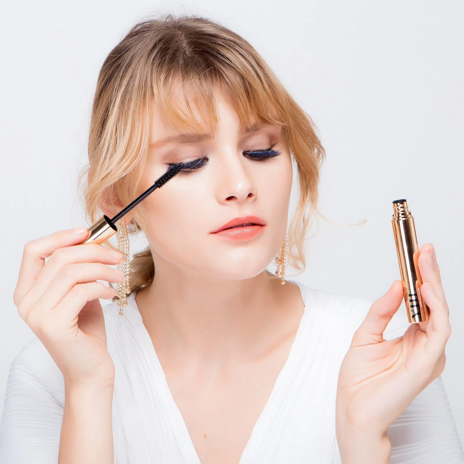 Chuốc mascara giúp mi mắt thêm dài và dày hơn (ảnh: internet)
