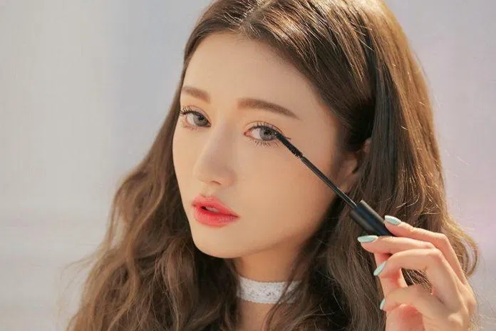 Mascara là bước không thể thiếu trong trang điểm mắt (ảnh: internet)