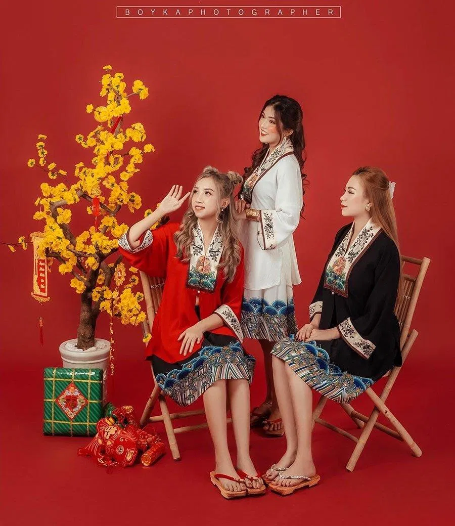 Mẫu áo Nhật Bình cách tân có thể kết hợp váy ngắn hay dài đều rất đẹp. (Ảnh: Boyka Photographer) Mẫu áo Nhật Bình cách tân có thể kết hợp váy ngắn hay dài đều rất đẹp. (Ảnh: Boyka Photographer)