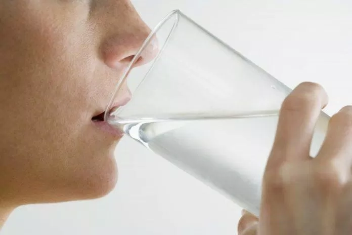 Uống nước thường xuyên giúp ngăn ngừa hôi miệng (Ảnh: Internet).