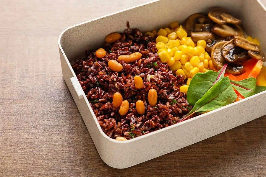 Cơm gạo lứt có thể dùng kèm các thức ăn khác. (Nguồn: Internet) Cơm gạo lứt có thể dùng kèm các thức ăn khác. (Nguồn: Internet)