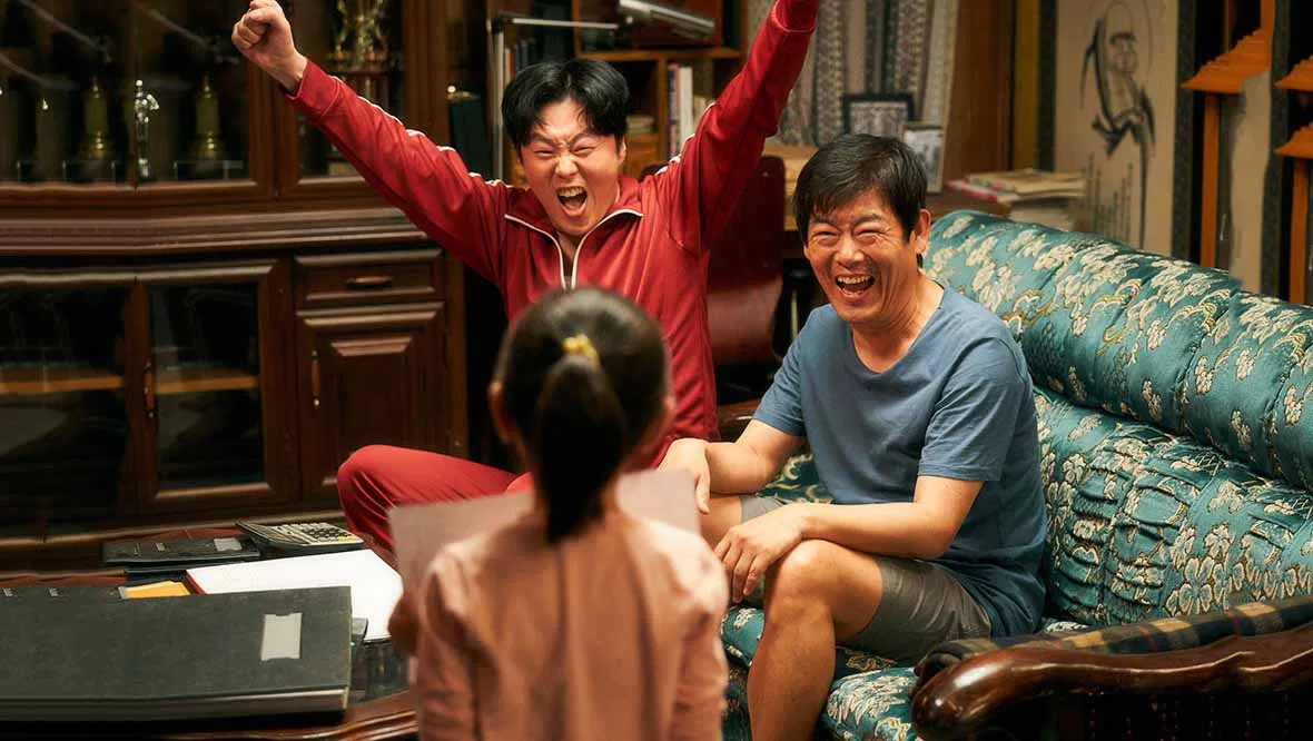 List 12 phim điện ảnh Hàn Quốc hay nhất năm 2020, xem ngay kẻo phí! Hơn Cả Một Gia Đình Kẻ Săn Mộ More Than Family phim điện ảnh hàn quốc hay nhất năm 2020