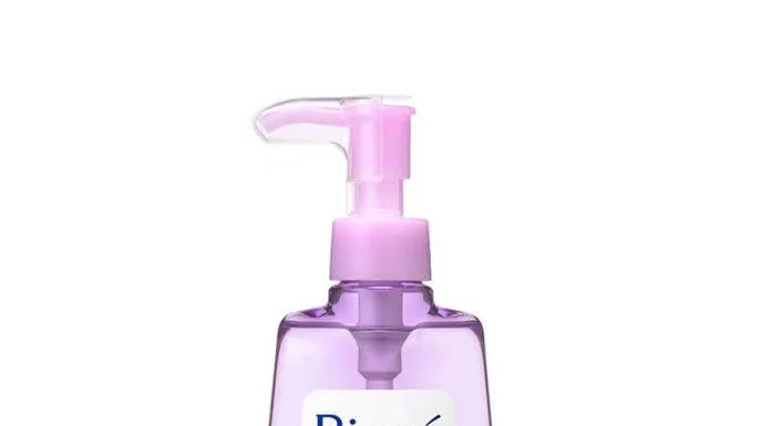 Dầu tẩy trang Biore Makeup Removing Perfect Oil có bao bì cực kì xinh xắn và tiện lợi (Nguồn: Internet)