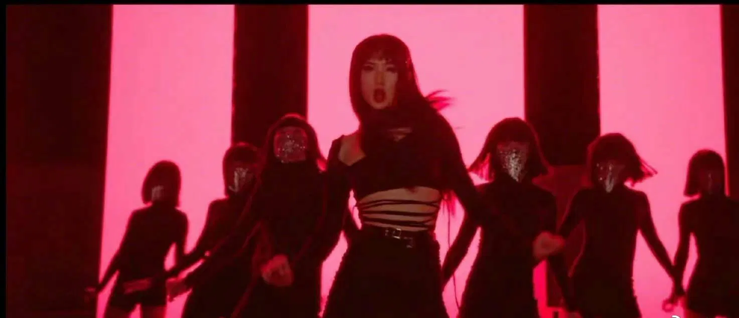 MV khá tối cùng trang phuc kém sang chảnh của Diêu An Na (ảnh: internet)