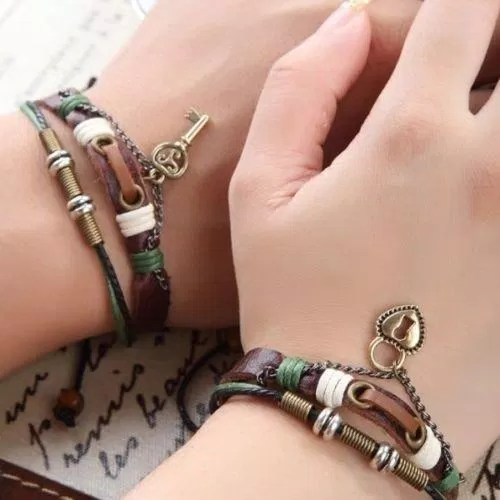 Các cô nàng khéo tay có thể thử thách bằng việc làm vòng tay đôi cho mình và người ấy. (Nguồn: Internet)