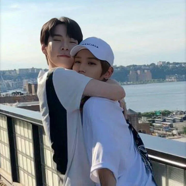 Taeyong vượt đường xa hơn 500km đến cổ vũ cho Doyoung tại Busan (Ảnh: internet)