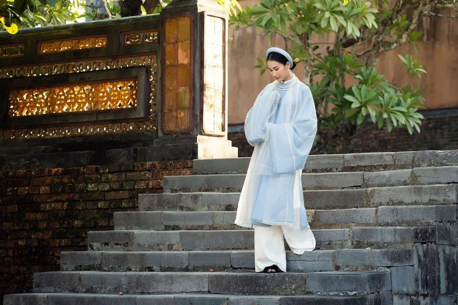 Hoa khôi Đoàn Hồng Trang thướt tha với áo tấc tại kinh thành Huế (Nguồn: Internet).