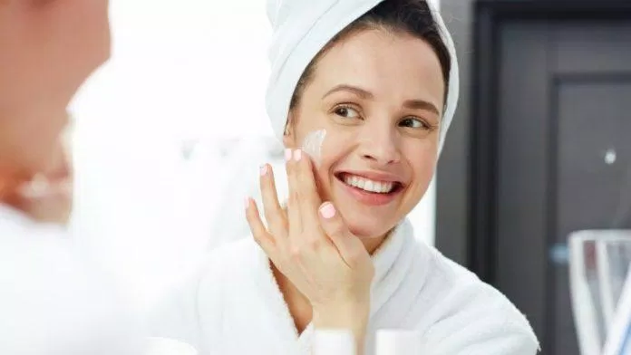 Hãy tránh làm tổn thương những vùng da nhạy cảm như mí mắt và môi khi dùng retinol (Nguồn: Internet).