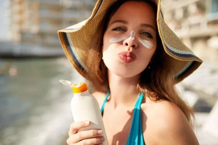 Hãy nhớ che chắn và luôn sử dụng kem chống nắng để bảo vệ làn da (Nguồn: Internet).