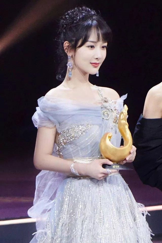 Dương Tử nhận giải Weibo Queen tại Đêm hội Weibo 2020. (Nguồn: Internet)