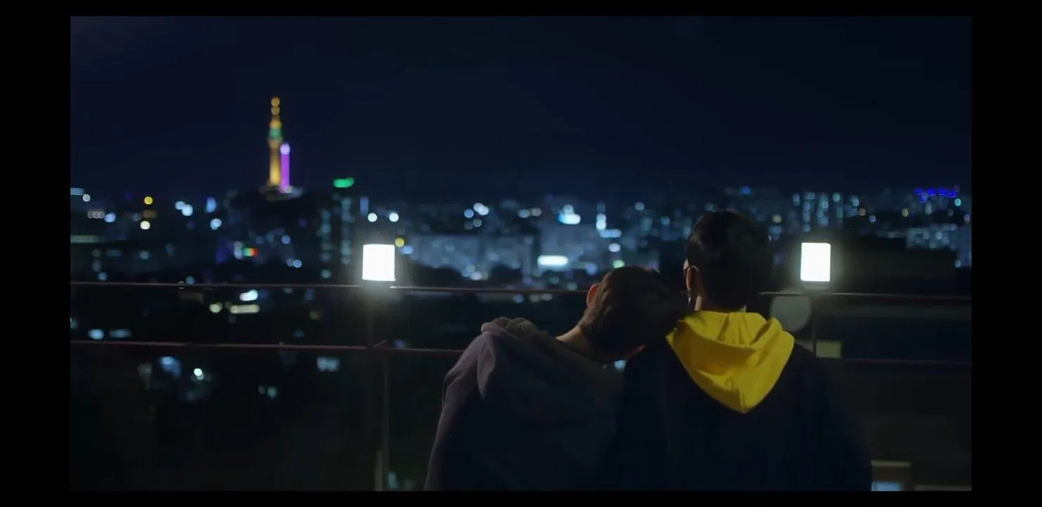 Khung cảnh lãng mạn khi Yoo Han để Yeon Woo tựa vào vai mình chờ đối phương tỉnh lại (Ảnh: Internet).