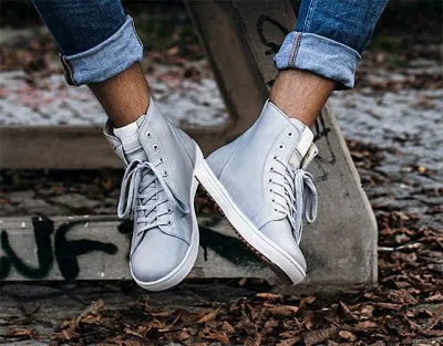 Sneaker Unisex với gam màu trẻ trung cực kỳ hợp ý cho chàng "diện" mọi dịp đặc biệt. (Nguồn" Internet)
