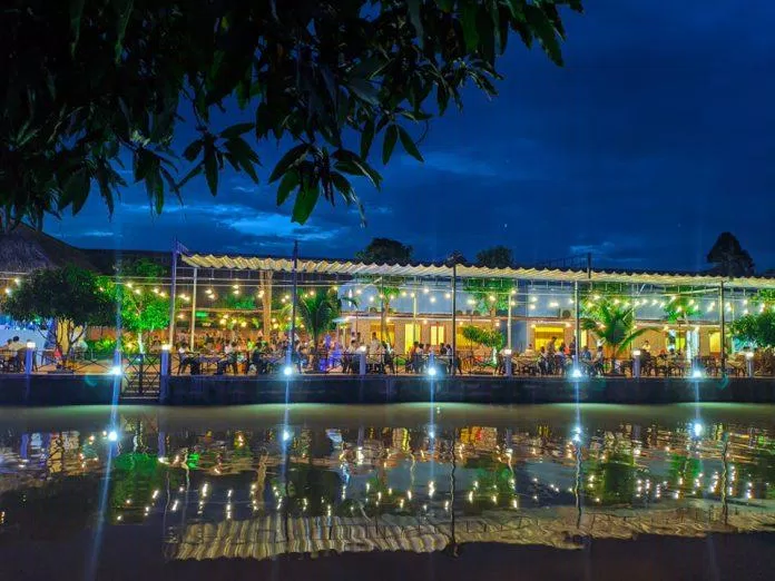 View bờ kè lung linh ánh đèn tại Hải Sơn quán. Nguồn ảnh: Internet