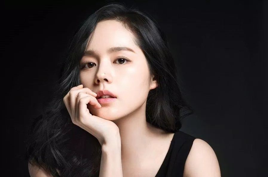 Han Ga In nhận được rất nhiều lời mời casting đường phố kể từ khi còn ngồi trên ghế nhà trường. (Ảnh: Internet) Han Ga In nhận được rất nhiều lời mời casting đường phố kể từ khi còn ngồi trên ghế nhà trường. (Ảnh: Internet)