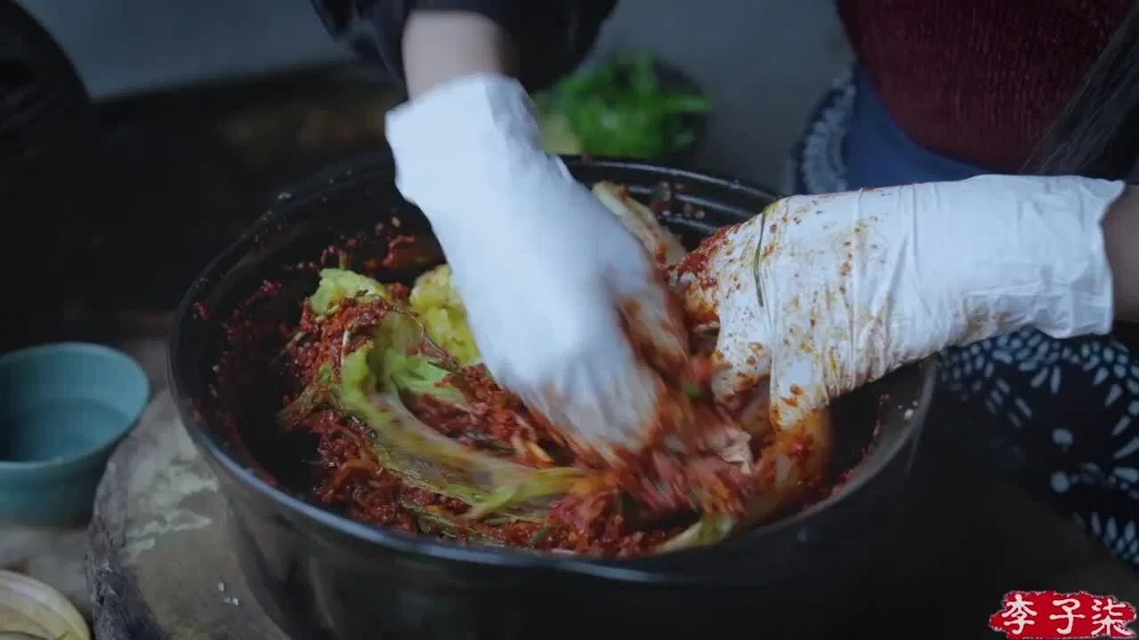 Lý Tử Thất gây phẫn nộ khi đặt hashtag là món ăn Trung Quốc trong khi lại làm kim chi (Nguồn: Internet)