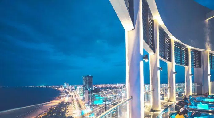 Horizon Bar – Quán có view biển xanh mướt (Nguồn: Internet)