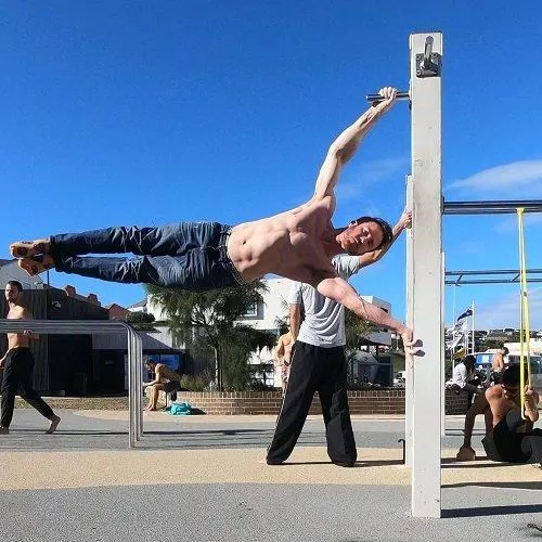 Hình ảnh này rất dễ bắt gặp ở các sân tập street workout đúng không? (Ảnh: Internet).