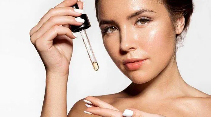 Lấy một lượng serum vừa phải sau đó apply đều lên mặt và massage nhẹ nhàng (Nguồn: Internet)