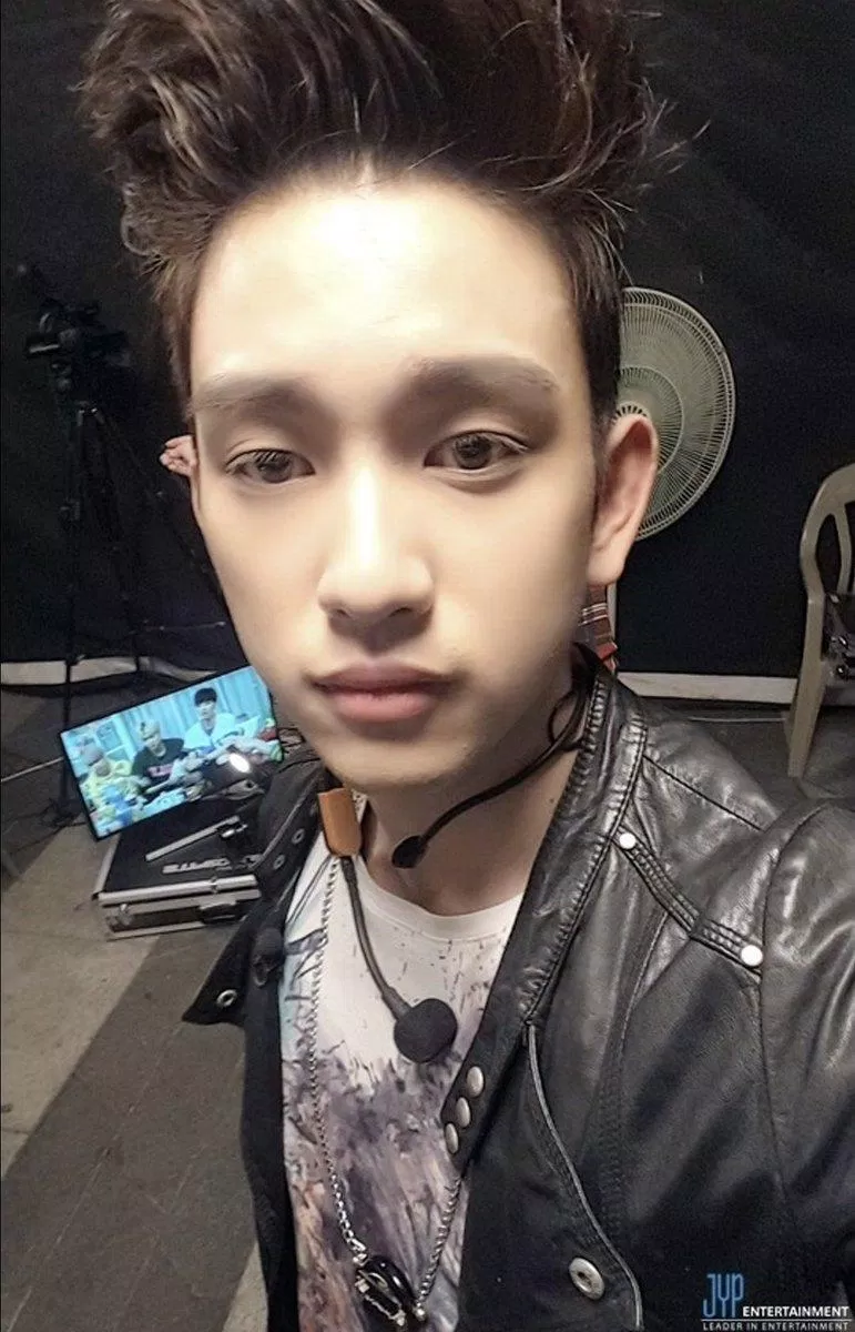 Jinyoung và tấm ảnh đi vào lịch sử của làng selfie dở khiến fans cười bò. (Nguồn: Internet)