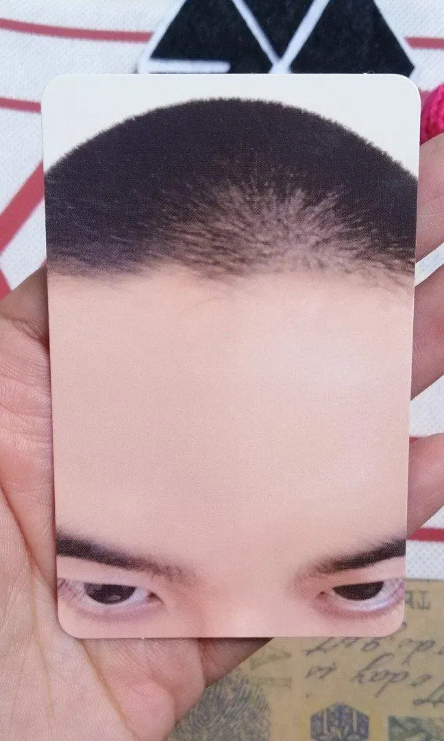 Tấm card đi vào huyền thoại với phong cách chụp selfie của D.O. (Nguồn: Internet)