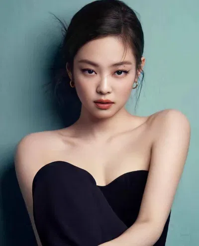 Jennie là một trong hai thành viên BLACKPINK hiếm hoi lọt vào danh sách. Chủ nhân hit Solo sở hữu đôi mắt mèo cuốn hút trái ngược với cặp má bánh bao dễ thương. (Nguồn: Internet)