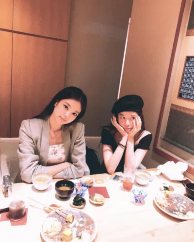 Jennie BLACKPINK và bạn thân Chahee. (Ảnh: Internet)