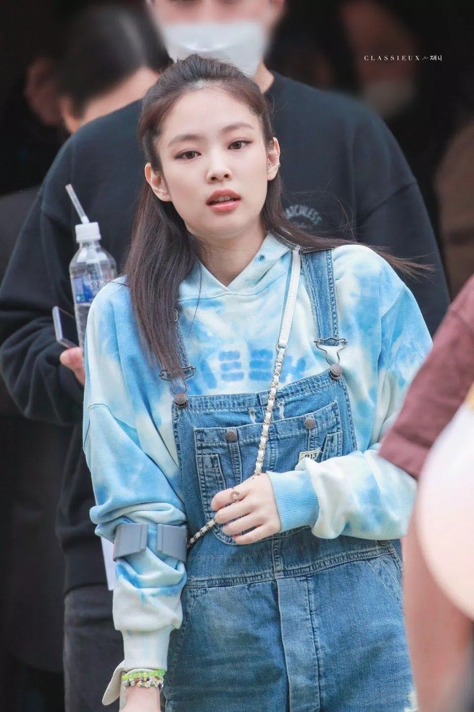 Jennie diện một mẫu áo của Nieeh có giá khoảng 3 triệu đồng trong buổi giới thiệu cửa hàng Jentle Home. (Ảnh: Internet)