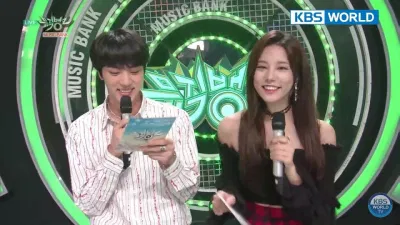 Jin và Solbin cùng dẫn chương trình trong chương trình Music Bank (Ảnh: Internet)