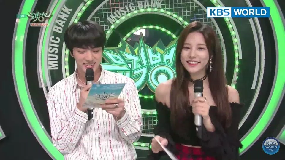 Jin và Solbin cùng dẫn chương trình trong chương trình Music Bank (Ảnh: Internet)