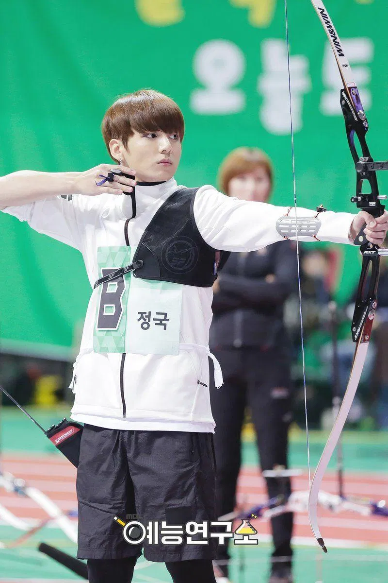 Nếu không làm ca sĩ, Jungkook hoàn toàn có thể trở thành một vận động viên thể dục thể thao cực đỉnh (Ảnh: Internet)