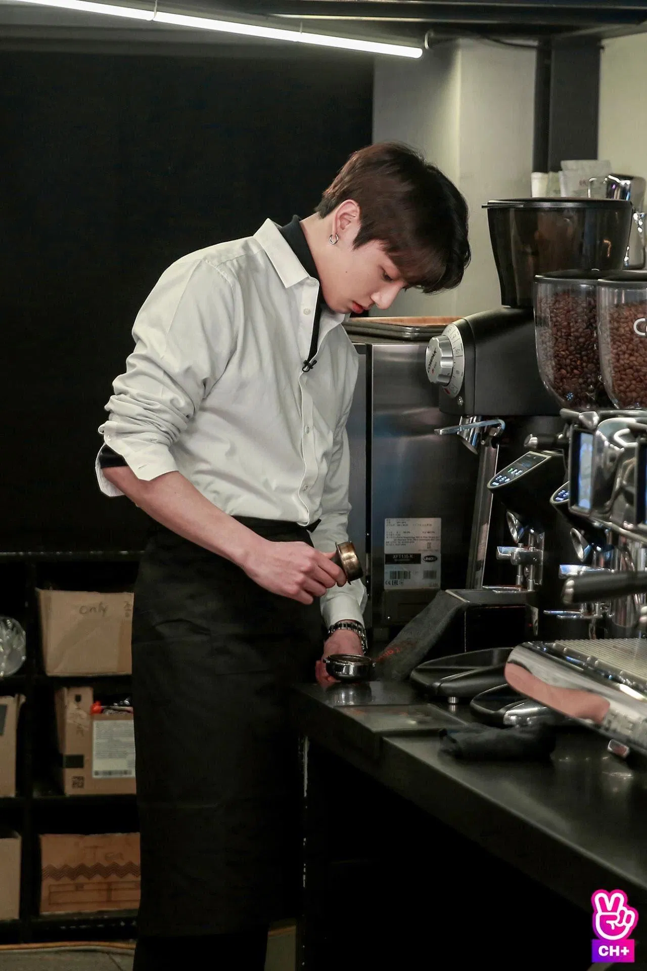 Một anh chàng pha chế vừa điển trai lại vừa có thân hình chuẩn thế này thì sẽ có bao nhiêu khách ghé thăm đây? (Ảnh: Internet)