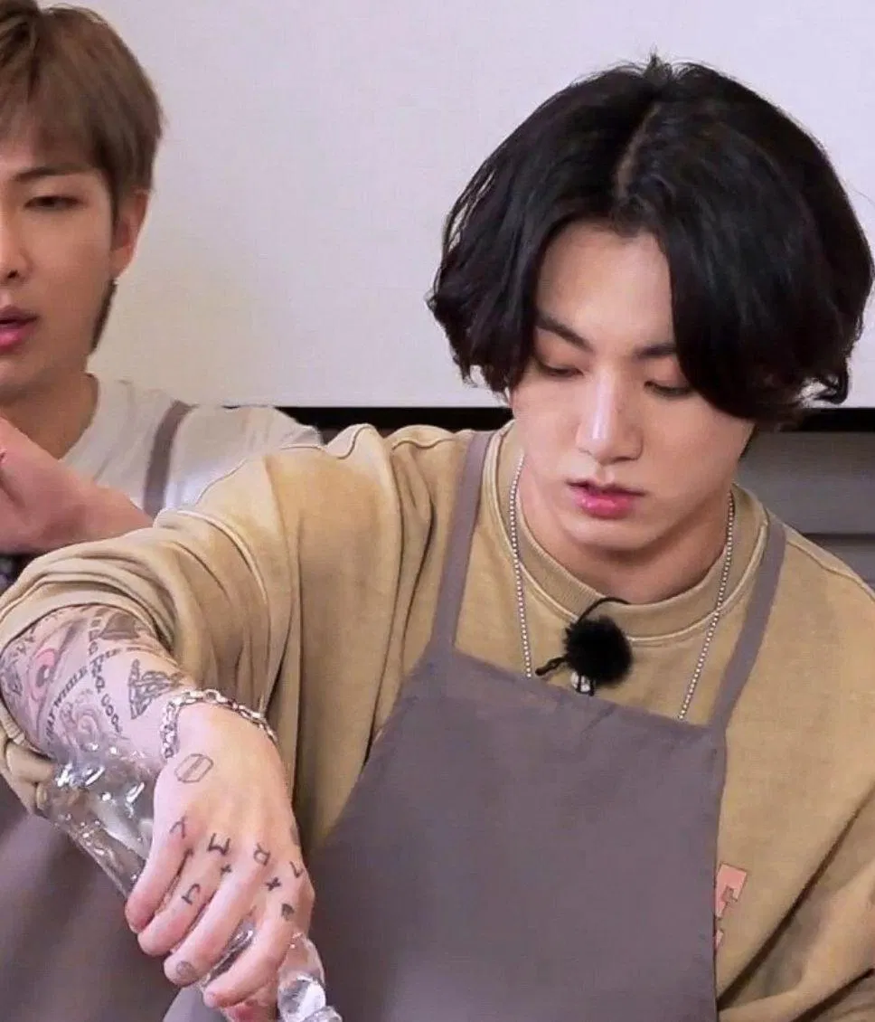 Jungkook BTS để lộ loạt hình xăm mới khiến người hâm mộ bấn loạn ARMY BTS BTS Jungkook Hình xăm hình xăm của Jungkook Jungkook (BTS) Jungkook xăm Jungkook xăm hình KPOP Run BTS