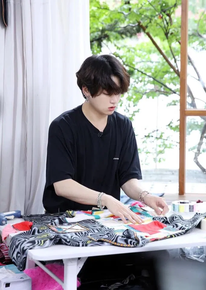 Jungkook rất có dáng của một nhà thiết kế thời trang (Ảnh: Internet)