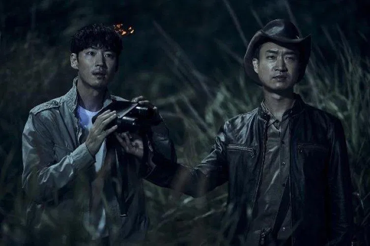 List 12 phim điện ảnh Hàn Quốc hay nhất năm 2020, xem ngay kẻo phí! Hơn Cả Một Gia Đình Kẻ Săn Mộ More Than Family phim điện ảnh hàn quốc hay nhất năm 2020