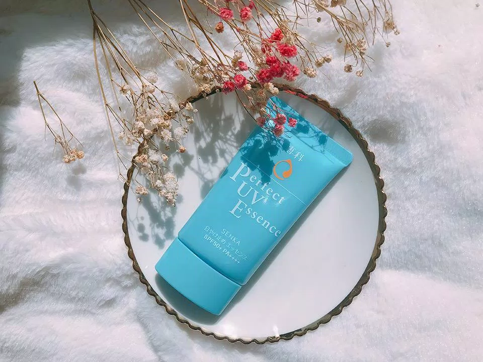 Kem chống nắng Senka Perfect UV Essence giúp nâng tone sáng, rạng rỡ làn da. ( Nguồn: internet)